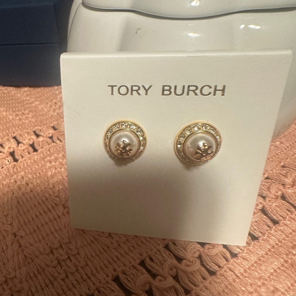 New Tory Burch Natalie Gold Pearl Stud Earrings - Picture 4 of 5